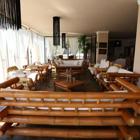 Cliffside Hero: Beachfront Portuguese Retreat Albufeira