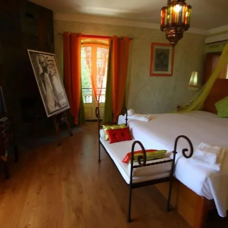 Cliffside Hero: Beachfront Portuguese Retreat Villa Albufeira